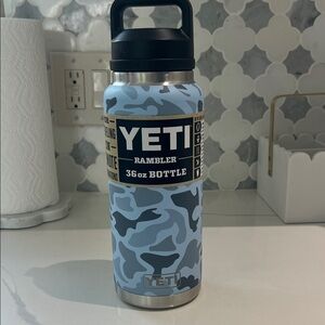 YETI Rambler 36oz Bottle in Blue and Black Camo NWT